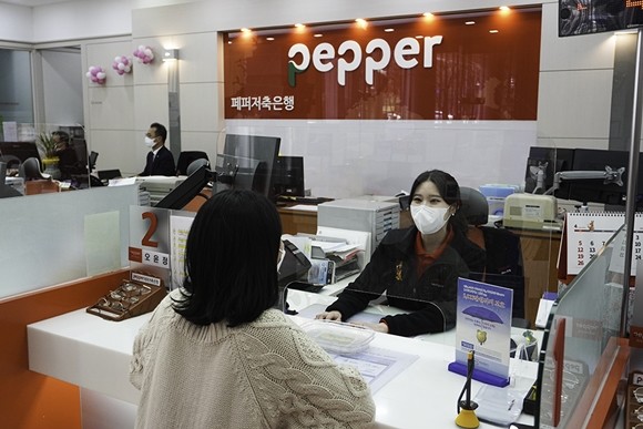페퍼저축은행이 코로나19으로부터 고객과 직원을 보호하기 위해 지역 내 전 영업점 고객 창구에 투명 아크릴 안심 칸막이를 설치했다. ⓒ 페퍼저축은행