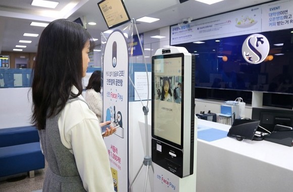 신한카드가 얼굴로 결제할 수 있는 '신한 페이스페이'를 한양대학교 서울캠퍼스에서 상용화한다. ⓒ 신한카드