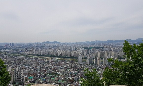 정부의 규제 강화와 코로나19 외풍으로 부동산 시장이 일시적 하락세를 보이고 있다. 부동산 전문가들은 현 상황에서 정부의 적절한 개입은 불가피하고, 국민 편익이 큰 방향으로 추가 정책이 필요하다고 입을 모았다. ⓒ 프라임경제