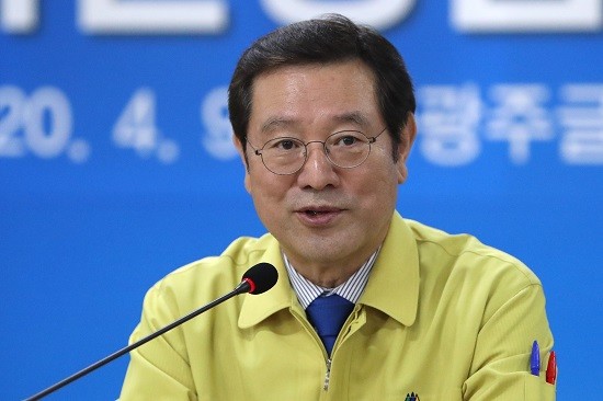 9일 오후 광주 광산구 삼거동 빛그린국가산업단지 내 광주형일자리 완성차 공장 부지에서 열린 광주 노사민정협의회 올해 1차 회의에서 이용섭 광주시장이 인사말을 하고 있다. ⓒ 연합뉴스