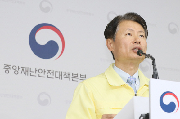 정부세종청사에서 정례브리핑 중인 김강립 중앙재난안전대책본부 총괄조정관 모습. ⓒ 연합뉴스