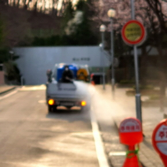 코로나19 확진자가 나온 경기도 용인시 기흥구 한 아파트 내부에서 방역을 하고 있는 모습. ⓒ 프라임경제