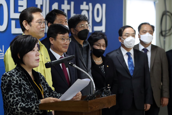 지난 9일 오후 광주광역시 광산구 삼거동 빛그린국가산업단지 내 광주형일자리 완성차 공장 부지에서 이용섭 시장 등 광주 노사민정협의회 위원들이 노동계 복귀를 촉구하는 결의문을 발표하고 있다. 광주형일자리 불참을 선언한 한국노총은 이날 노사민정협의회에 참석하지 않았다. ⓒ 연합뉴스