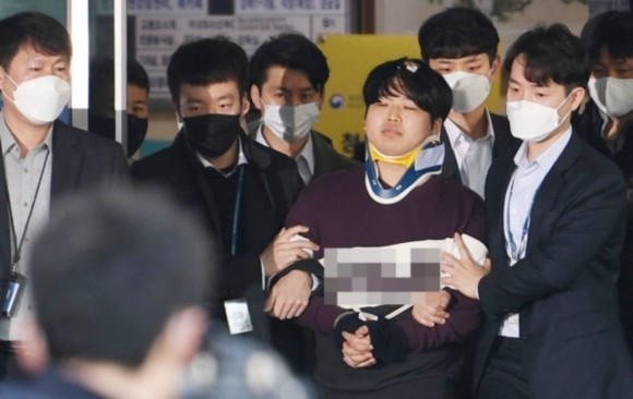 조주빈이 지난달 25일 오전 서울 종로경찰서에서 검찰로 송치되고 있다. ⓒ 연합뉴스