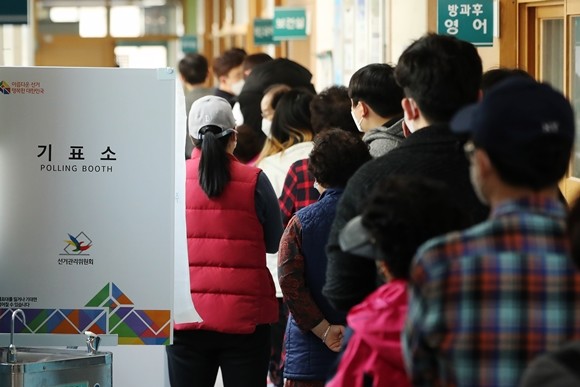 제21대 국회의원 선거 투표일인 15일 오전 서울 마포구 동교초등학교에 마련된 망원2동 제3투표소에 시민들이 투표를 하기 위해 길게 줄을 서 있다. ⓒ 연합뉴스