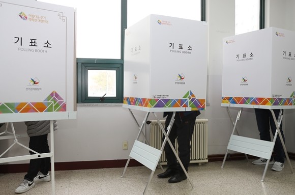 21대 국회의원 총선거 투표일인 15일 오후 3시 기준 전국 투표율은 56.5%를 기록했다. 이는 20대 총선의 같은 시간대 투표율(46.5%)보다 10%p 높다. 선관위는 이날 최종 투표율이 4년 전 총선(58.0%)을 넘겨 70%에 이를 것으로 관측하고 있다. ⓒ 연합뉴스