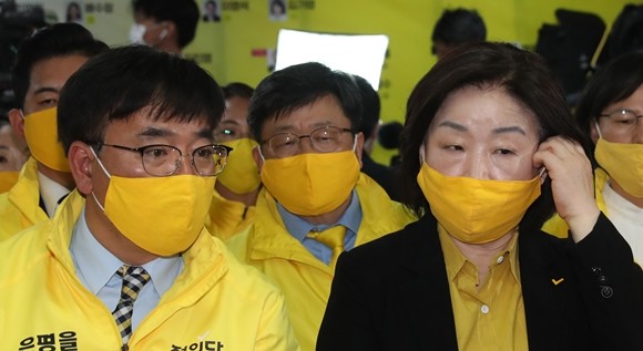 심상정 정의당 상임선거대책윈원장이 15일 오후 서울 여의도 당사에서 개표방송을 시청하며 김종민 부대표와 이야기를 나누고 있다. ⓒ 연합뉴스