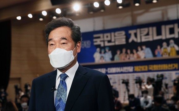 이낙연 더불어민주당 공동상임선대위원장이 15일 오후 국회 의원회관에 마련된 당 선거상황실에서 각 방송사가 발표한 출구조사 결과를 지켜본 뒤 상황실을 나서고 있다. ⓒ 연합뉴스