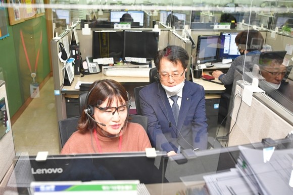 손병환 NH농협은행장이 14일 서울 용산 고객행복센터와 경기도 의왕 통합IT센터를 방문, 코로나19 피해고객 지원 현황을 점검하고 직원들을 격려했다. ⓒ NH농협은행