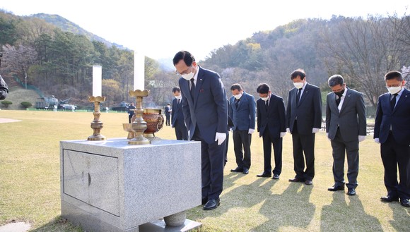 민선7기 제8대 박상돈 천안시장이 16일 오전 태조산 공원 천안인의 상에 참배하고 있다. ⓒ 천안시