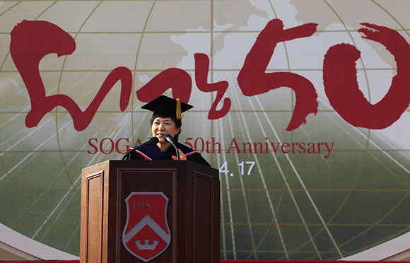 박근혜 전 대통령은 2010년 4월17일 서강대에서 "정치가 국민의 신뢰를 받아야 국민통합이 가능하다"고 발언했다. ⓒ 연합뉴스