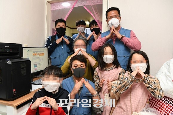 광양제철소 컴퓨터봉사단원들이 대상 가정에 원격수업 컴퓨터를 지원하고 기념촬영을 하고 있다. ⓒ 광양제철소