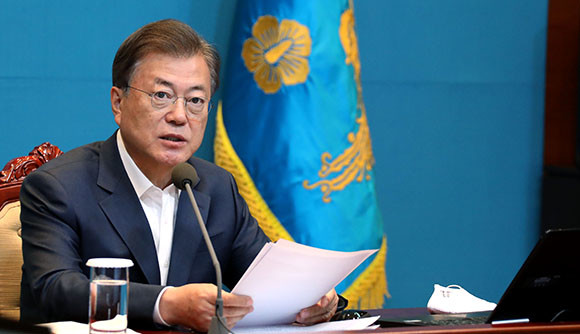 문 대통령은 "오늘이 있어야 내일이 있다"며 "첫째두 둘째도 국난 극복이다. 국민 생명을 지키고 경제를 살리고 나서야 다음이 있다"고 강조했다. ⓒ 연합뉴스