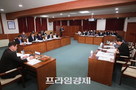 '제111회 광양경제자유구역 조합회의' 임시회를 하고 있다. ⓒ 광양경제청