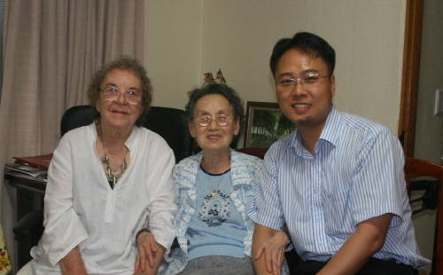 좌측 부터 줄리아 여사, 이해원 옹주, 필자. 2005년 서울. ⓒ 프라임경제