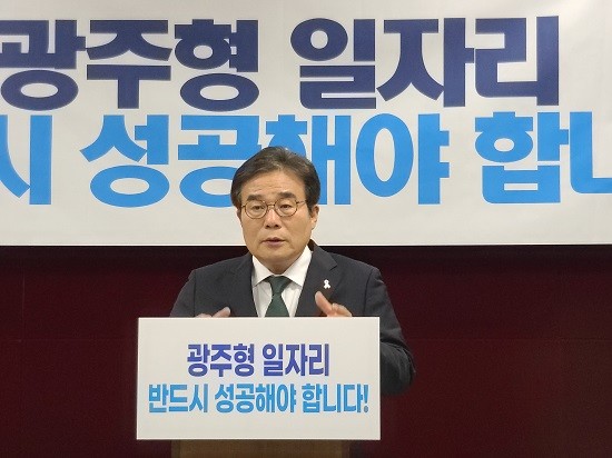 이병훈 국회의원 당선인(더불어민주당, 광주 동남을)은 20일 오전 광주광역시의회 기자실에서 기자회견을 갖고 광주형 일자리 성공을 위해 노동계의 '노사민정협의회' 복귀를 촉구했다. ⓒ 프라임경제