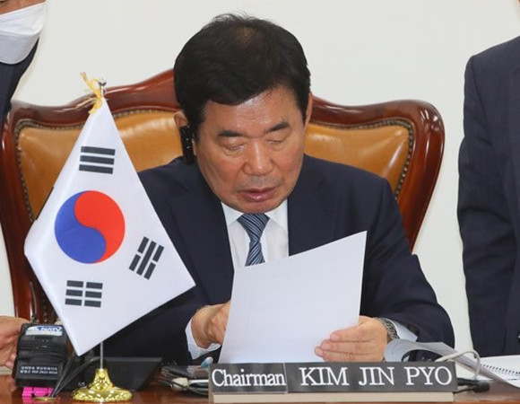 국회 코로나19 대책 특별위원장인 김진표 더불어민주당 의원은 21일에 열린 국제 화상회의에서 코로나19 대응 방법에 관해 밝혔다. ⓒ 연합뉴스