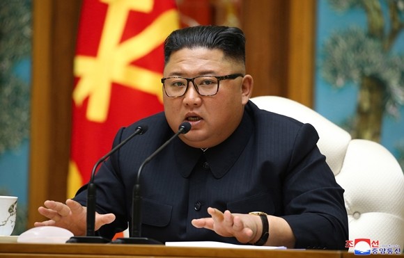 사진은 지난 12일 조선중앙통신이 보도한 김정은 국무위원장 모습. 김정은 국무위원장 주재로 11일 노동당 정치국 회의를 열고 신종 코로나바이러스 감염증(코로나19) 대응방안 등을 논의했다고 보도했다. ⓒ 연합뉴스