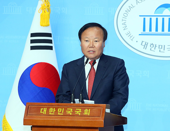 국회 예산결산위원장인 김재원 미래통합당 의원은 21일 국회 소통관에서 코로나19 사태 대응을 위한 긴급재난지원금 지급 관련 추경안에 대해 처지를 밝혔다. ⓒ 연합뉴스