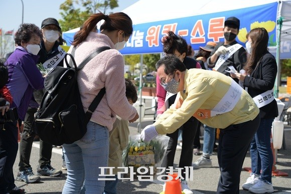 허석 시장이 '튤립알뿌리'를 나눠 주고 있다. ⓒ 순천시