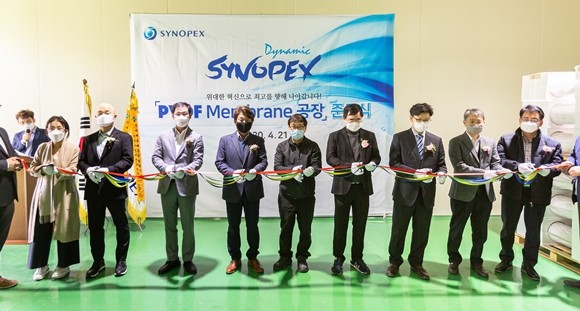 (왼쪽 두 번째부터 )손경익 대표, 박병주 본부장 황지호 사장 외 관련 임직원들이 준공행사에 참여한 모습. ⓒ 시노펙스