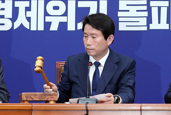 이인영 더불어민주당 원내대표는 22일 휴가 중인 이해찬 더불어민주당 대표를 대신해 최고위원회의를 진행했다. ⓒ 연합뉴스