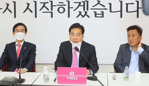 심재철 미래통합당 원내대표 겸 권한대행이 22일 기자들 앞에서 긴급재난지원금에 관해 처지를 밝혔다. ⓒ 연합뉴스