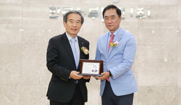 정장선 평택시장(오른쪽)이 김병숙 사장(왼쪽)에게 평택발전본부 청정연료 전환에 따른 감사패를 전달하고 있다. ⓒ 서부발전