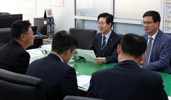 양승조 충남도지사가 22일 정부세종청사에서 국비확보 관련 김용채 산업통상자원부 지역경제정책관을 만나고 있다. ⓒ 충남도