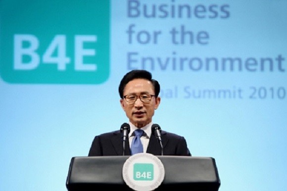 2010년 4월22일 '지구의 날' 기념 '제 4차 환경을 위한 기업 정상회의(B4E)' 기조연설에 나선 이명박 전 대통령. ⓒ 청와대
