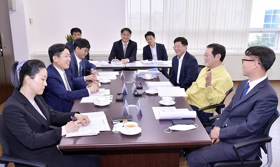 이용섭 광주광역시장이 22일 오후 북구 한국전자통신연구원(ETRI) 호남권 연구센터 내 인공지능(AI) 산업 융합사업단을 방문해 장석영 과학기술정보통신부 제2차관과 면담을 갖고 인공지능 직접단지 조성사업 조기완공을 위한 국비 지원 등을 요청하고 있다. ⓒ 광주시