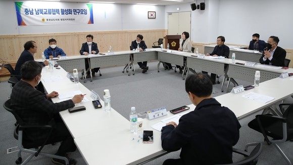 남북교류협력 활성화를 위한 연구모임 회의 개최모습. ⓒ 의회사무국