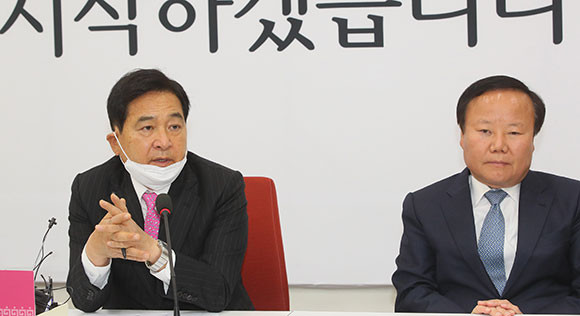 심재철 미래통합당 원내대표 겸 권한대행은 24일에 열린 최고위원회의 결과에 대해 발표했다. ⓒ 연합뉴스