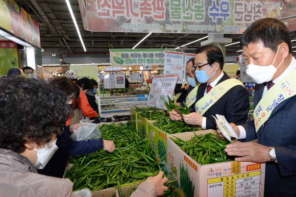 창녕군이 코로나19로 어려움을 겪고 있는 농민들을 돕기 위해 우수농산물 판촉전을 개최하고 있다. ⓒ 창녕군