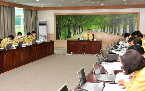담양군은 23일 최형식 군수 주재로 대책회의를 열고 코로나19로 인한 위기극복과 패러다임 변화에 대한 선제적 대응으로 지역경쟁력 강화를 위한 '담양식 그린뉴딜정책'을 추진한다고 밝혔다. ⓒ 담양군