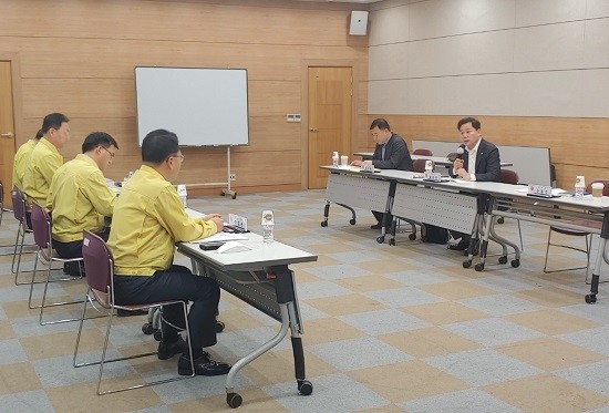 송갑석 의원은 24일 찾아가는 민원실 15호로 광주광역시 복지건강국장실에서 '코로나 19 광주 긴급재난지원 및 민생안정 대책 점검 긴급간담회'를 개최했다. ⓒ 송갑석 의원실
