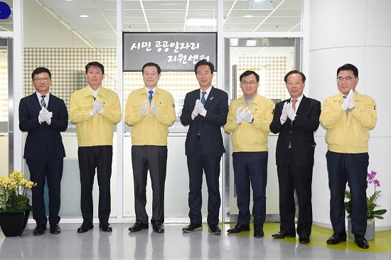 이용섭 광주광역시장이 24일 오전 시청 1층 시민숲에서 열린 시민 공공일자리 지원센터 현판 제막식에 참석해 내빈들과 기념촬영을 하고 있다. 왼쪽부터 이정삼 시민공공일자리지원센터 본부장, 조인철 문화경제부시장, 이용섭 광주광역시장, 장재성 광주시의회 부의장, 박남언 일자리경제실장, 나성화 광주경제고용진흥원장, 구종천 일자리정책관. ⓒ 광주광역시