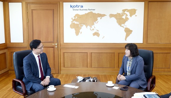 김현숙 새만금개발청장은 24일 권평오 KOTRA 사장을 만나 해외투자유치 활성화를 위한 협력방안을 논의하고 있다. ⓒ 새만금개발청