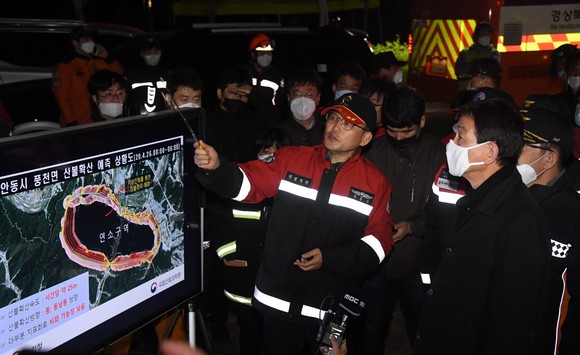 박종호산림청장이 진영 행정안전부 장관에게 안동산불 현황을 설명하고 있다. ⓒ 산림청