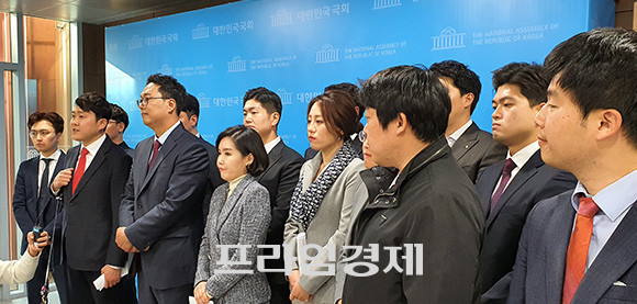 미래통합당 내 청년당협위원장들과 청년 총선후보들이 27일 청년인재 회동을 마친 후 국회 소통관에서 결과에 대해 발표했다. = 박성현 기자