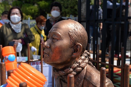 27일 오전 광주 동구 지산동 광주지방법원 앞에서 5·18 민주화운동 유가족이 '전두환 동상'을 때리고 있다. ⓒ 연합뉴스