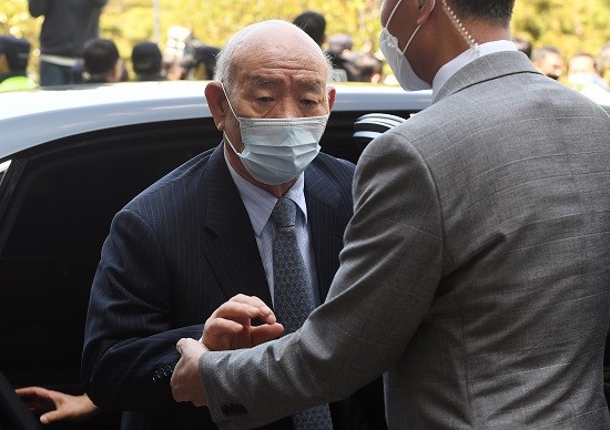 사자 명예훼손으로 재판에 넘겨진 전두환 피고인이 27일 광주지방법원에 출석하고자 차에서 내리고 있다. ⓒ 연합뉴스