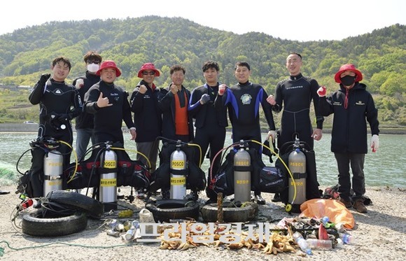 포스코 클린오션봉사단이 여수 묘도동 광양포마을 인근 해양정화활동하고 기념촬영을 하고 있다. ⓒ 광양제철소