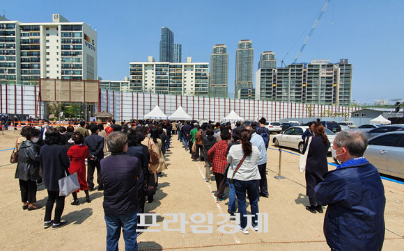 드라이브스루 방식으로 총회를 진행한 개포주공1단지재건축 조합은 도보로 참석한 조합원들이 접수대기줄에서 지나치게 밀착해 서 있었다는 지적을 받기도 했다. 이와 관련해 강남구청 관계자는 "마스크착용을 하고 있어 제재대상으로 볼 수 없다"고 밝혔다. = 장귀용 기자