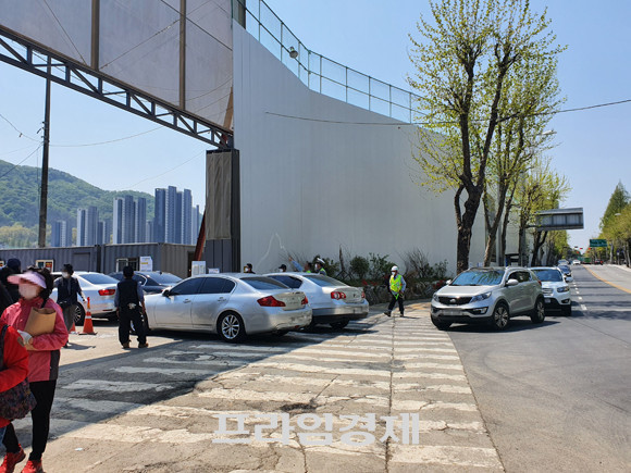 '드라이브스루' 방식으로 진행된 개포주공1단지 총회장으로 들어서기 위해 늘어선 조합원 차량 행렬. = 장귀용 기자