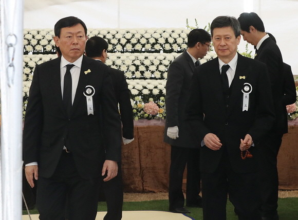 신동주 SDJ코퍼레이션 회장(전 일본 롯데홀딩스 부회장·사진 오른쪽)과 차남 신동빈 롯데그룹 회장. ⓒ 연합뉴스