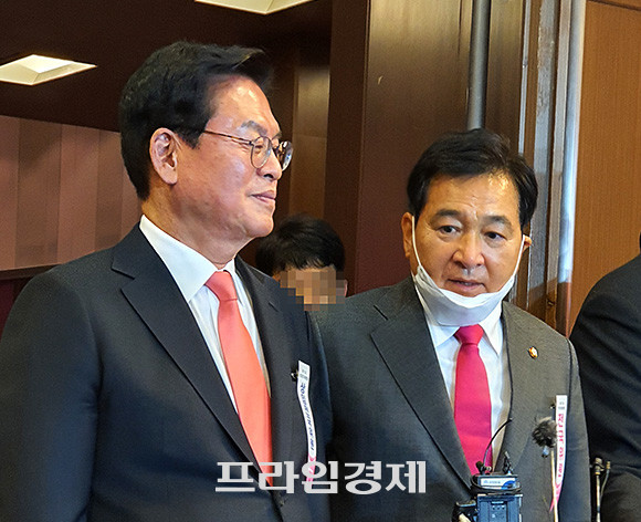 심재철 미래통합당 원내대표 겸 권한대행은 28일에 열린 전국위원회 결과에 대해 기자들 앞에서 설명했다. = 박성현 기자