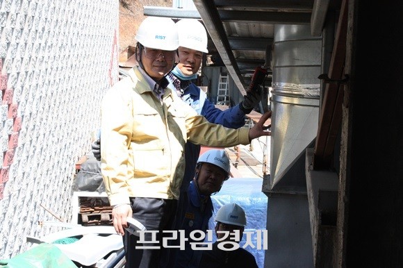 광양시, 광양제철소 RIST 관계자들이 지역 소규모 사업장에 대기 방지시설을 진단하고 있다. ⓒ 광양제철소