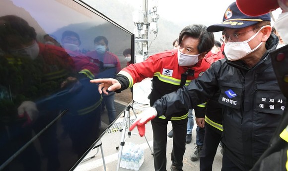 이철우 경상북도 지사가 안동 산불 와중 음주 문제로 김두관 더불어민주당 의원의 거센 공격을 받고 있다. 사진은 이 지사가 관계자들과 안동 산불 대책을 논의하는 현장 모습. ⓒ 경상북도