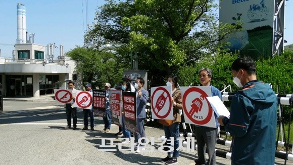 29일 전남환경운동연합단체가 H화력발전소 정문앞에서 시위를 벌이고 있다. ⓒ 전남환경운동연합